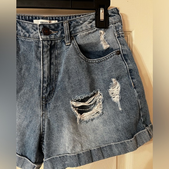 Women’s Forever 21 Ripped Light Denim Shorts - Picture 2 of 8